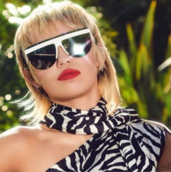 Η Miley Cyrus παίζει ανάμεσα σε γιγάντια μανιτάρια σε μια ταινία μικρού μήκους για την Gucci